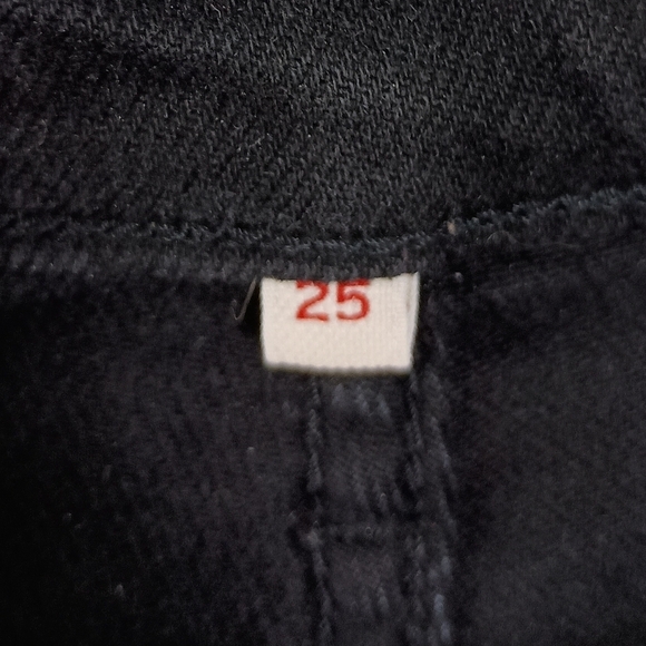 Levi's Raw Hem Midi Short in Black - Picture 7 of 9